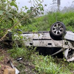 Carro capota na BA-650, entre Ipiaú e Ibirataia, e deixa dois feridos