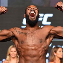 Ex-campeão do UFC aponta favorito para derrotar Jon Jones e detona algoz: ‘Ele não tem queixo’