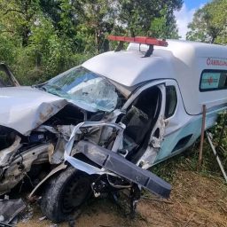 Motorista de ambulância morre após batida com caminhão na cidade de Camacã