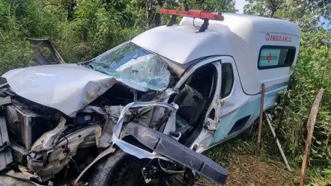 Motorista de ambulância morre após batida com caminhão na cidade de Camacã
