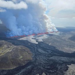 Vulcão islandês cospe lava a 50 metros de altura em nova erupção