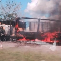 Carreta pega fogo em posto de combustíveis da cidade