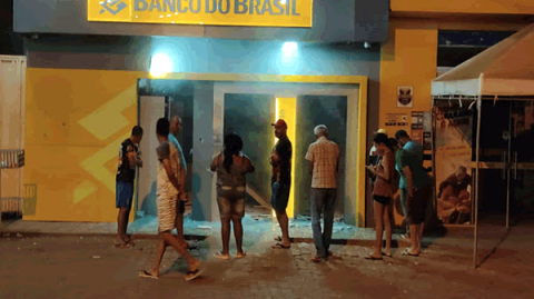 Quadrilha explode caixas eletrônicos de agência bancária em Cafarnaum, no norte da Bahia