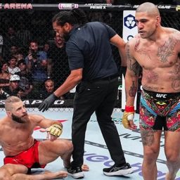 Alex Poatan brutaliza Jiri Prochazka com nocaute avassalador e defende cinturão no UFC 303