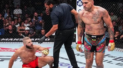 Alex Poatan brutaliza Jiri Prochazka com nocaute avassalador e defende cinturão no UFC 303
