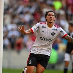 Flamengo aplica 6 a 1 no Vasco e vira líder provisório do Brasileirão