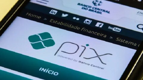 Paranaense recebe PIX de R$ 700 por engano, devolve dinheiro, mas fica no prejuízo após banco também estornar valor