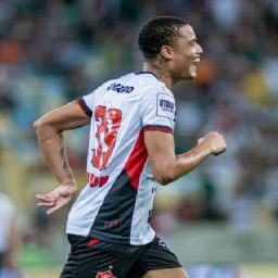 Vitória vence o Fluminense e se afasta da zona de rebaixamento