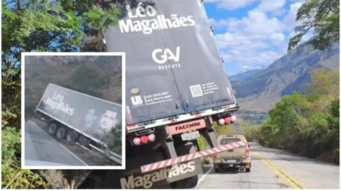 Carreta que transportava equipamentos do cantor Léo Magalhães fica pendurada em ribanceira