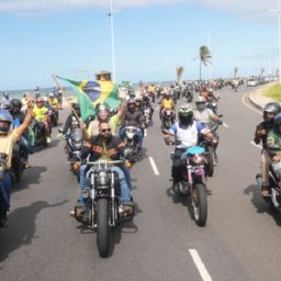 Bolsonaristas puxam ‘motociata’ no Farol da Barra