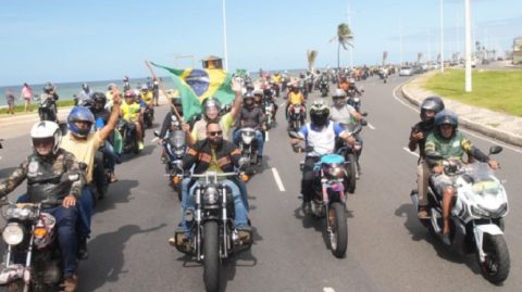 Bolsonaristas puxam ‘motociata’ no Farol da Barra