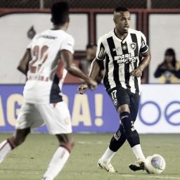 Botafogo vence Vitória fora de casa e assume liderança no Brasileirão