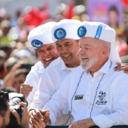 Com turbante dos Filhos de Gandhy, Lula desfila pelo 3º ano seguido no 2 de Julho