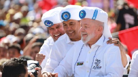 Com turbante dos Filhos de Gandhy, Lula desfila pelo 3º ano seguido no 2 de Julho