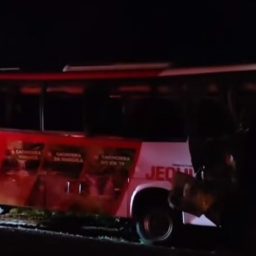 Ônibus do TFD de Jequié se envolve em acidente na BR 116