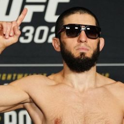 Islam Makhachev coloca futuro em dúvida ao revelar lesão na mão e possivel cirurgia