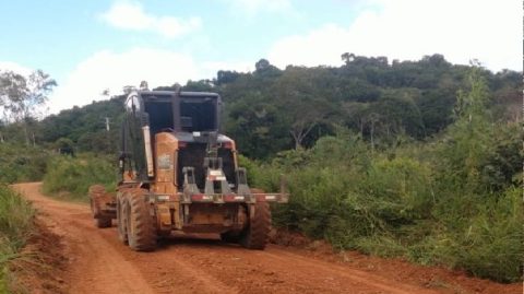 Prefeitura de Gandu realiza melhoramento das estradas na Baixa da Arreia e Laranjeira