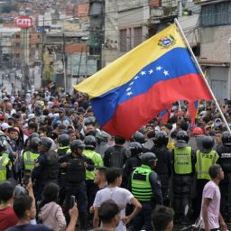 Oposição da Venezuela protesta contra reeleição de Maduro, que se blinda