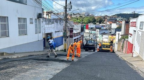 Prefeitura de Gandu avança com asfalto na cidade