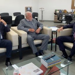 Presidente e corregedor do TCM entregam ao TRE lista de gestores punidos; confira
