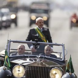 Autoridades prestigiam desfile do 7 de Setembro em Brasília