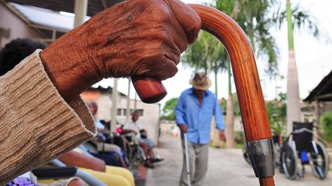 Censo: Brasil tem 160 mil vivendo em asilos e 14 mil em orfanatos