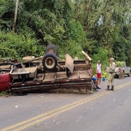 Caminhão carregado de bananas capota na BA-120, entre Gandu e Ibirataia