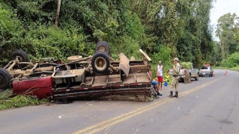 Caminhão carregado de bananas capota na BA-120, entre Gandu e Ibirataia