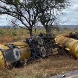 Carreta carregada com 41 mil litros de gasolina tomba em Contendas do Sincorá