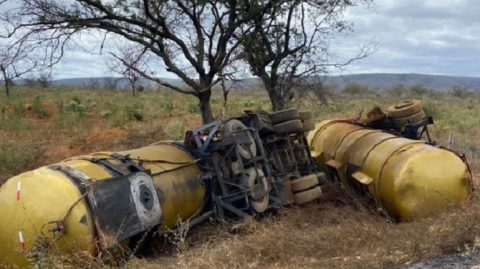 Carreta carregada com 41 mil litros de gasolina tomba em Contendas do Sincorá