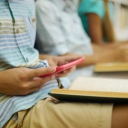 Alunos reagem após proibição do uso de celular em escolas; confira