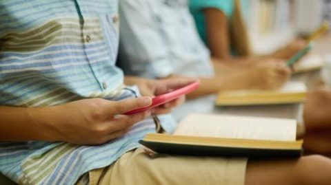 Alunos reagem após proibição do uso de celular em escolas; confira