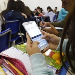 Comissão da Câmara aprova projeto que proíbe o uso de celular em escolas públicas e privadas