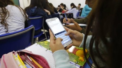 Comissão da Câmara aprova projeto que proíbe o uso de celular em escolas públicas e privadas