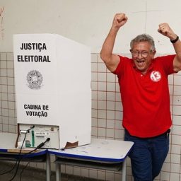 Horas após adversário, Caetano vota acompanhando de comitiva em Camaçari