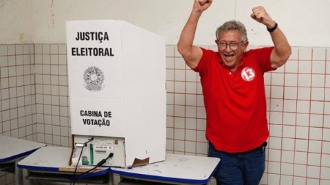 Horas após adversário, Caetano vota acompanhando de comitiva em Camaçari