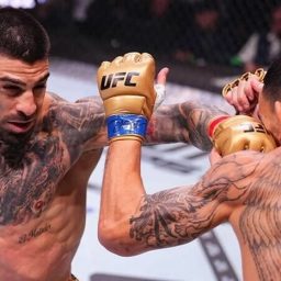 Topuria aplica nocaute inédito em Holloway e mantém cinturão dos penas no UFC 308