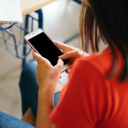 Oito em cada 10 adultos defendem a proibição de celulares em escolas