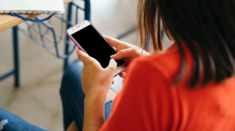 Oito em cada 10 adultos defendem a proibição de celulares em escolas