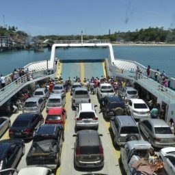 Com longas filas, pedestres e passageiros esperam mais de quatro horas para embarcar no ferry-boat