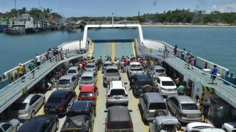 Com longas filas, pedestres e passageiros esperam mais de quatro horas para embarcar no ferry-boat