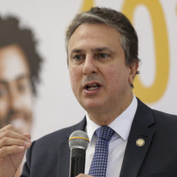 Ministro da Educação terá nome testado em pesquisa presidencial, diz coluna