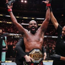 Jon Jones mantém cinturão dos pesos-pesados com nocaute espetacular sobre Stipe Miocic no UFC 309