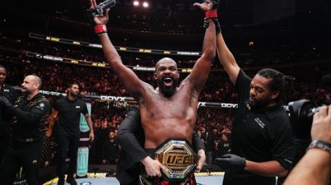 Jon Jones mantém cinturão dos pesos-pesados com nocaute espetacular sobre Stipe Miocic no UFC 309