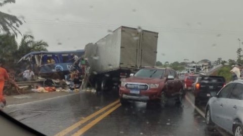 Acidente entre caminhão baú e ônibus mata duas pessoas e deixa feridos no extremo sul da Bahia