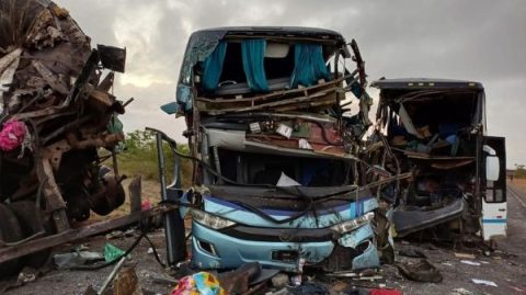 Batida entre dois ônibus e carreta deixa 5 mortos e ao menos 21 feridos em rodovia na Bahia