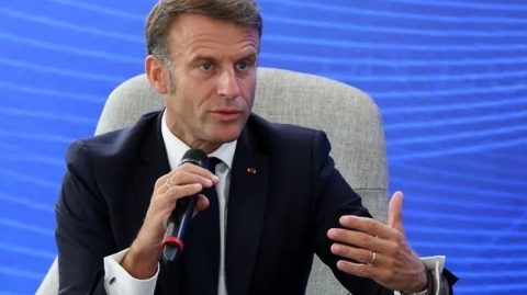 Emmanuel Macron rejeita pedidos de renúncia após queda do governo