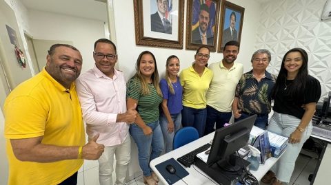 Ex-deputado estadual Aderbal Caldas faz visita ao prefeito Léo, ex-prefeito Neco, a prefeita eleita Daiana Santana e secretários em Gandu.