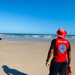 Guarda-vidas relatam atraso no pagamento e dificuldades para trabalhar na praia do Guaibim em Valença