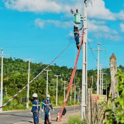 Obra de instalação de postes na entrada de Ipiaú segue avançada; serão um quilômetro e meio de iluminação de led